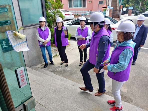 음성군 여성친화도시 군민참여단원들이 음성읍 역말 도시재생사업 현장을 방문해 모니터링을 실시하고 있다.