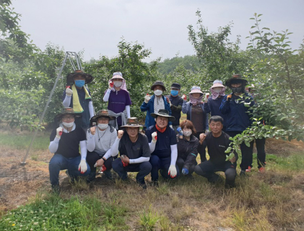 음성읍행정복지센터 직원들이 농촌일손돕기 봉사활동을 전개하며 기념촬영을 하고 있다.