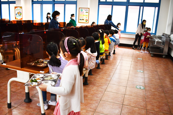 대소초가 학생 등교를 대비해 급식 모의훈련을 실시하고 있다.