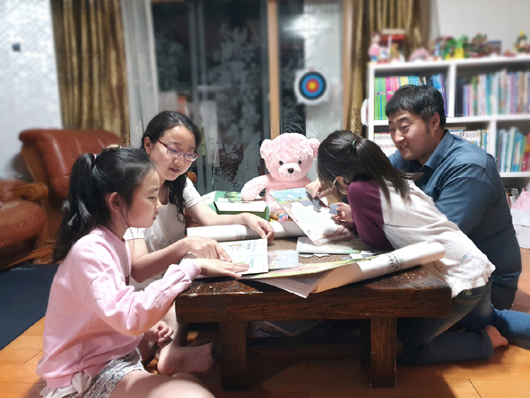 무사 신봉 이야기를 읽으며 즐거워하고 있는 가족 모습.