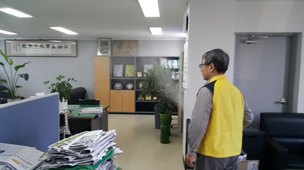 박용훈 음성지역자활센터장이 음성신문에서 방역소독 활동을 실시하고 있다.