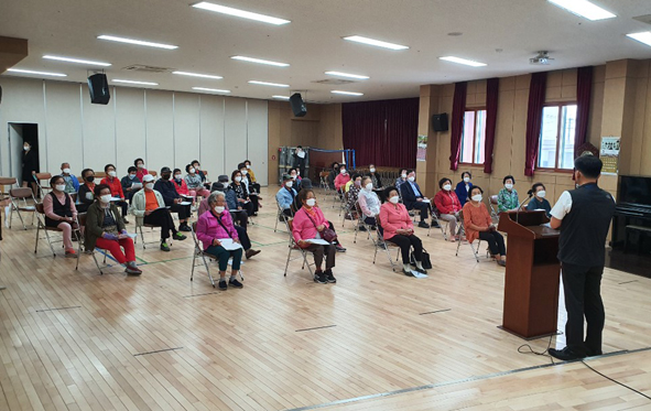 음성군노인복지관에서 노인일자리 사회활동지원사업 참여자 심화교육이 진행되고 있다.