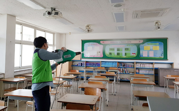 음성자활센터 관계자가 관내 고등학교 교실에 방역 소독활동을 전개하고 있다.