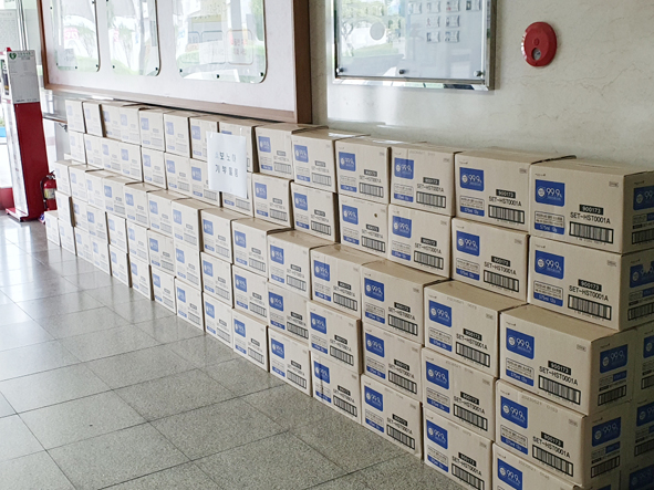보노아(BONOA)가 음성교육지원청에 기탁한 손소독제 상자 모습.