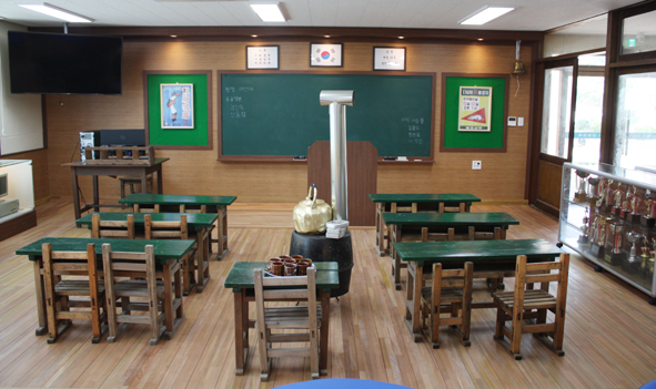 ▲삼성초역사관에 복원한 옛날 교실 모습.