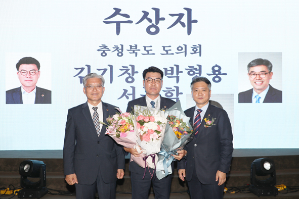 김기창 도의원(사진 가운데)이 시.군의회의장협의회 우수의정 대상을 수상하고 도의장 등과 기념촬영을 하고 있다.