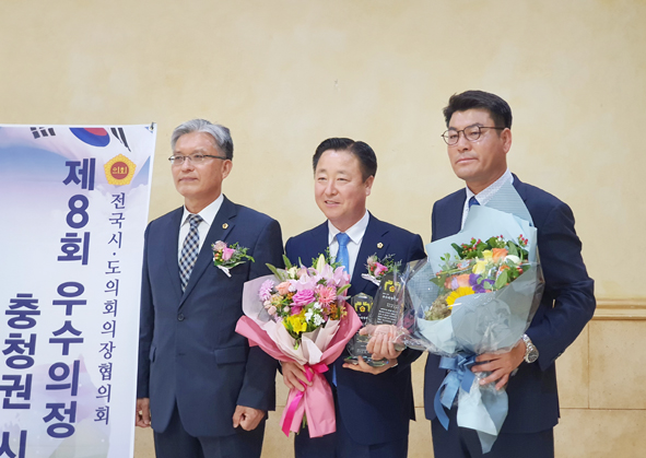 ▲김기창 도의원(사진 맨 오른쪽)이 우수의정 대상을 수상하고 동료 의원들과 기념촬영을 하고 있다.