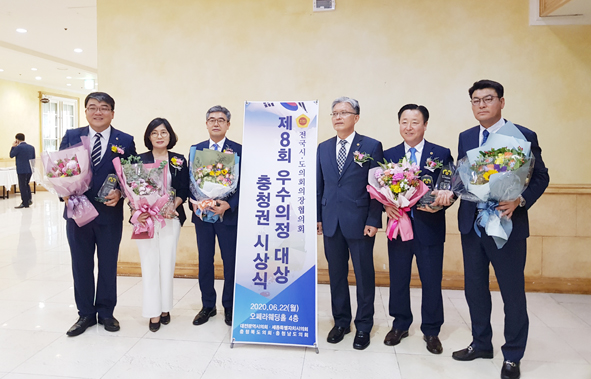 ▲김기창 도의원(사진 맨 오른쪽)이 우수의정 대상을 수상하고 수상자들과 기념촬영을 하고 있다.