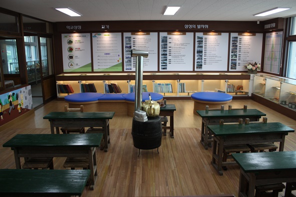 ▲삼성초 역사관 복원된 엣 교실 모습.
