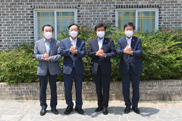 김병우 충북교육감(사진 오른쪽에서 두번째)이 충청권교육감협의회 후 참석한 교육감들과 기념촬영을 하고 있다.