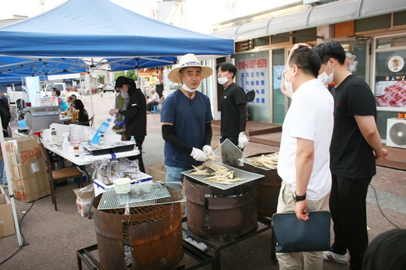 축제관계자가 생맥주 안주로 노가리를 맛나게 굽고 있다.