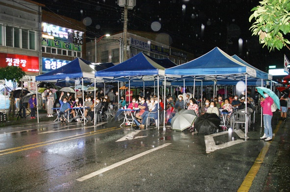 7월 12일 거센 빗줄기에도 아랑곳 않고 지역주민들이 많이 참석해 노맥축제를 즐겼다.