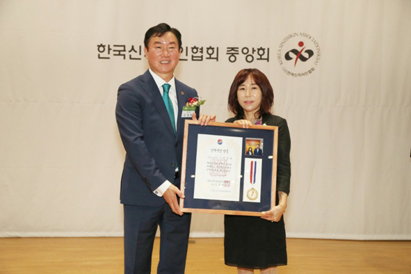 신선옥 씨가 제35회 신지식인상을 수상하고 김종백 한국신지식인협회장과 기념촬영을 하고 있다.
