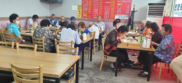 대소 중국성 식당에서 식사를 하고 있는 주민들 모습.