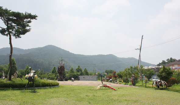 원남테마공원 정크아트 전시장 모습.