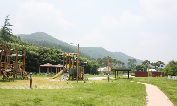 놀이와 쉼, 문화 시설을 갖춘 공원 모습.