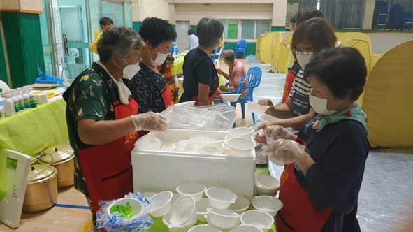 수재민들에게 식사를 제공하고 있는 삼성농협 고주모 회원들 모습.
