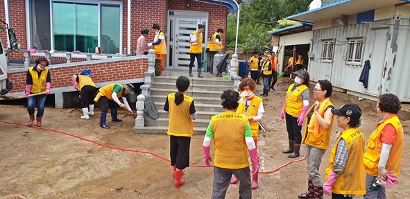 수해를 입은 삼성 대야리 주택에서 봉사활동을 전개하고 있는 음성군자원봉사센터 소속 봉사자들 모습.
