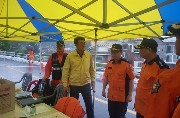 김기창 충북건설환경소방위원장(사진 왼쪽에서 두번재)이 충주 목계소방PC를 방문해 소방 관계자들과 환담하고 있다.
