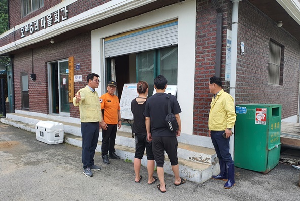 김기창 충북건설환경소방위원장(사진 왼쪽에서 첫번째)이 감곡 오향6리를 방문하고 있다.
