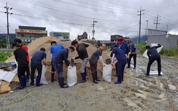 충북도 균형건설국 직원들이 삼성 양덕리 일원에서 수해복구 활동을 전개하고 있다.