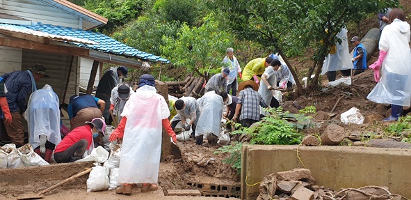 바르게살기협회 회원들이 음성읍 삼생리에서 수해복구 봉사활동을 전개하고 있다.