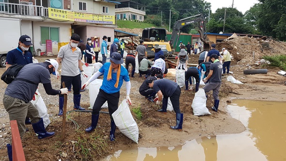 충북도의회 의원과 직원들이 삼성면 덕정리 수해지역에서 복구 활동을 전개하고 있다.