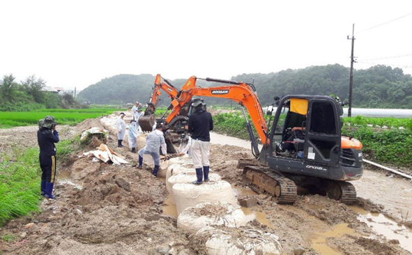 폭우로 인해 무너진 금왕읍 하천 제방을 복구하는 모습.