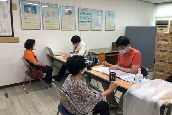 서울삼성병원이 삼성중 수재민 수용시설에서 주민들을 진료하고 있다.