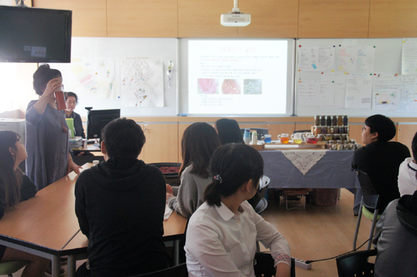 충북농업기술원이 진행하고 있는 농경문화 생생체험 '꽃차 만들기' 체험프로그램 모습.