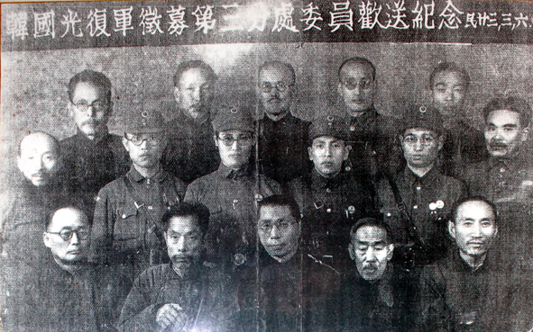 신정숙 여성 독립군(사진 둘째줄 왼쪽에서 세번째)이 대한민국 임시정부 김구 주석(사진 앞줄 가운데) 등과 독립군 요원들이 기념촬영을 하고 있다.