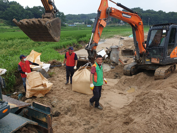 수해복구 중인 생극지역방재단원들 모습.