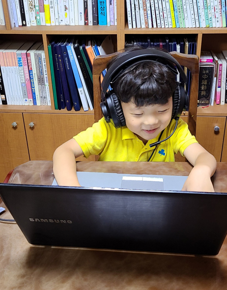 온라인 토요영어학교에 참여하고 있는 어린이 모습.