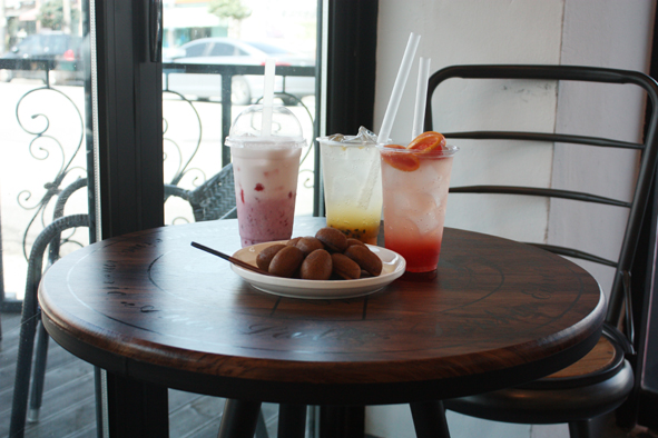 벨라 라운지 카페 1층 테이블과 딸기라떼, 생과일 주스 등 모습.