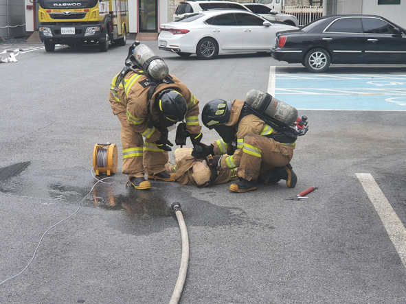 음성소방서 대원들이 화재대응능력 훈련에 참여하고 있다.