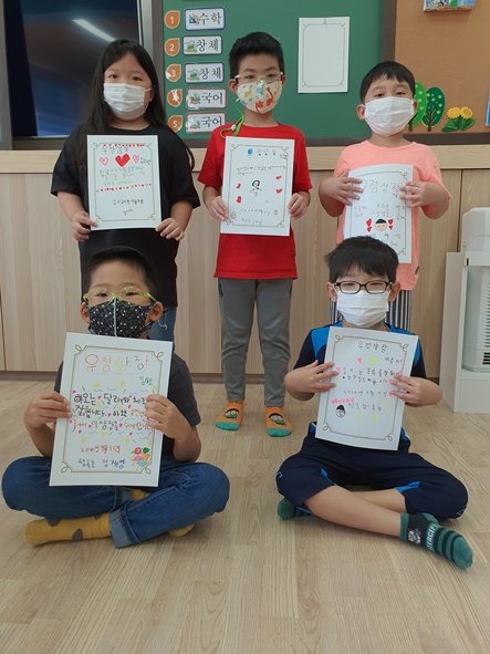 코로나19 극복을 위해 펑곡초 어린이들이 생명존중 자살예방 프로그램에 참여하며 기념촬영을 하고 있다.