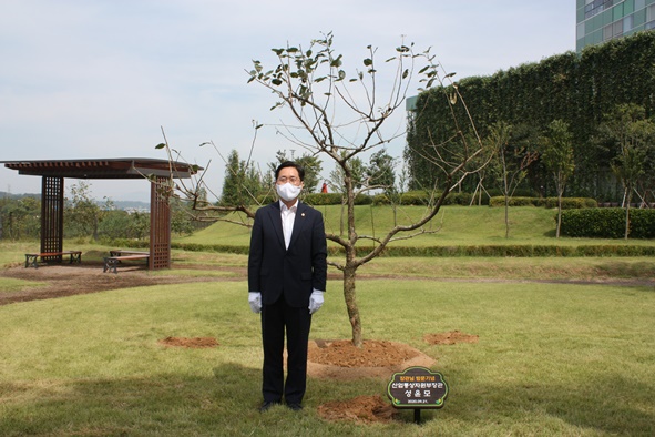 성윤모 산업통상자원부장관이 뉴턴의 사과나무 기념식수 후 기념촬영을 하고 있다.