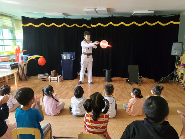 음성교육지원청 통합교육 대상 유치원 어린이들 대상으로 진행된 ‘찾아가는 스토리 퍼포먼스 공연’ 모습.