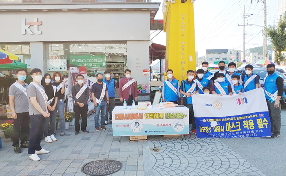 금왕읍 직원들과 중앙로터리클럽 회원들이 무극시장에서 마스크 착용 캠페인을 전개하며 기념촬영을 하고 있다.
