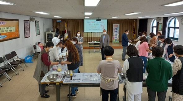음성군노인회에서 송편만들기가 진행되고 있다.