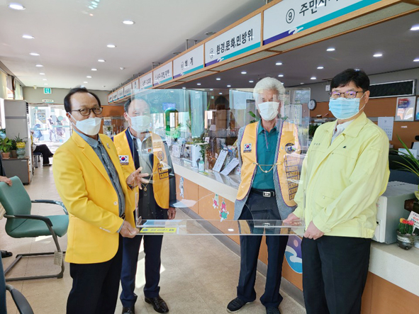 삼성라이온스클럽 관계자들이 삼성면에 투명가림막을 기증하며 김정묵 면장(사진 오른쪽)과 기념촬영을 하고 있다.