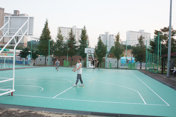 ▲금왕생활체육공원 농구장에서 운동하는 주민들 모습.