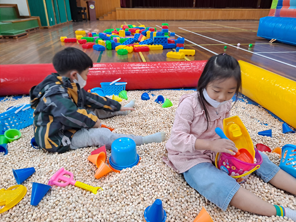 맹동초 원아들이 '찾아오는 놀이 체험' 프로그램에 참여하고 있다.