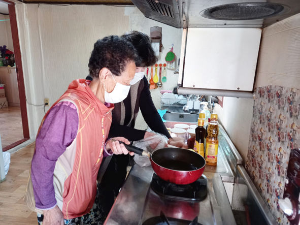 음성지역자활센터 관계자가 노인돌봄맞춤서비스 요리 교육을 진행하고 있다.