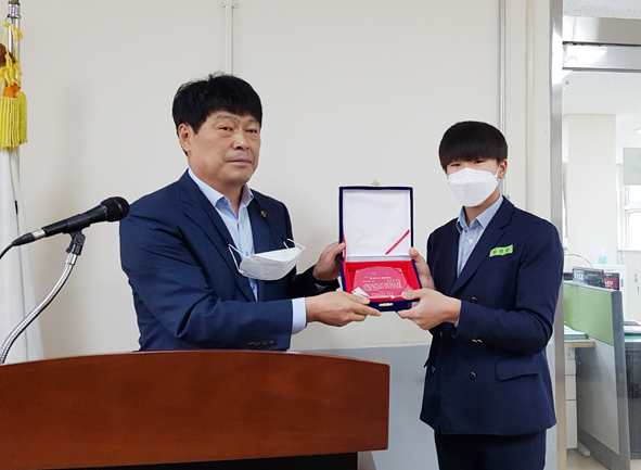 음성중 김선중 학생(사진 오른쪽)이 한윤희 교장으로부터 충북 효도대상을 수상하고 있다.