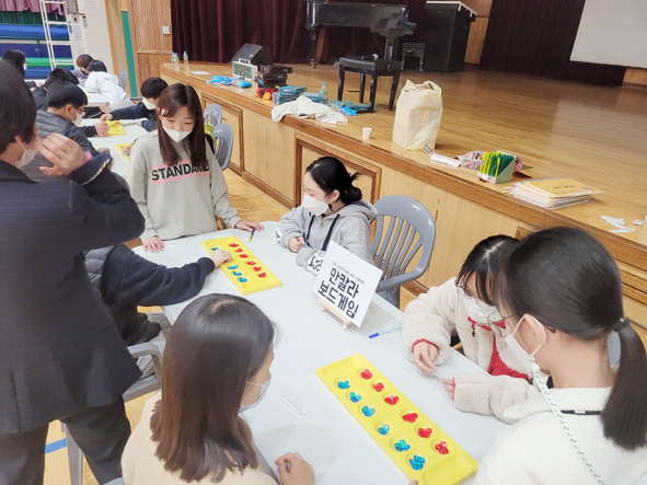 대소초 어린이들이 수학영재 되어보기 체험마당에 참여하고 있다.