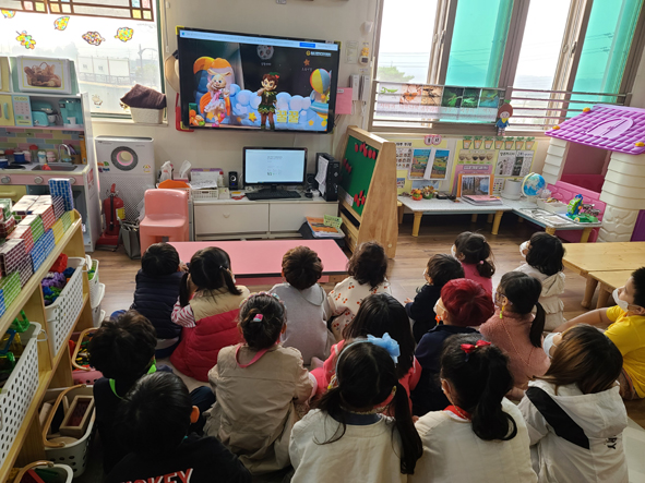 음성군어린이급식센터에서 감곡어린이집 원아들에게 인형극 공연 교육을 진행하고 있다.