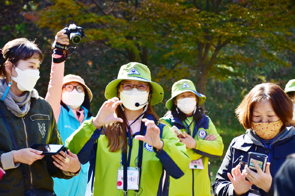 박하율(사진 왼쪽에서 세번째) 미동수목원 숲해설사가 주민들에게 숲 해설을 하고 있다.