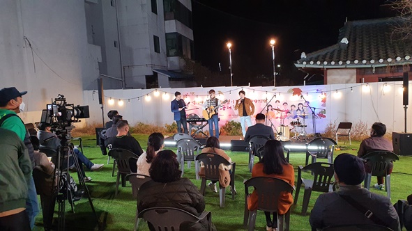 지난 6일 음성시장 내 솔바식당 앞 공터에서 여행스케치, 이한철 공연이 진행됐다.