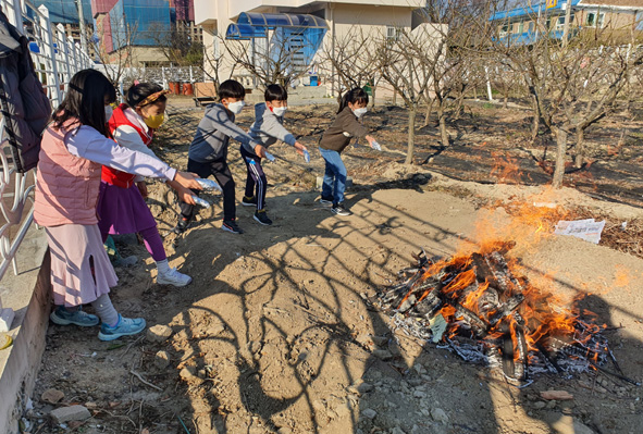 평곡초 어린이들이 계절 테마학습 일환으로 고구마를 굽고 있다.